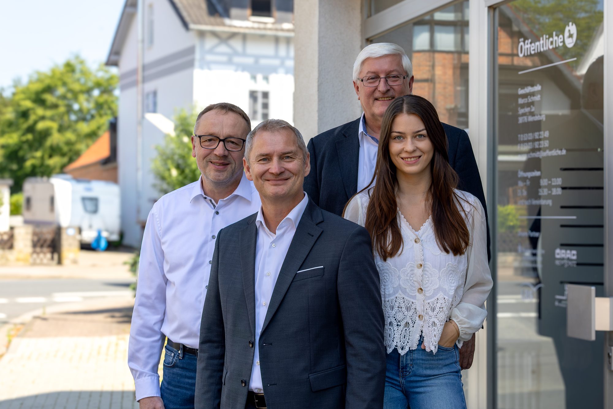 Das Team des Versicherungsbüros Marco Schmidt vor der Geschäftsstelle in Wendeburg