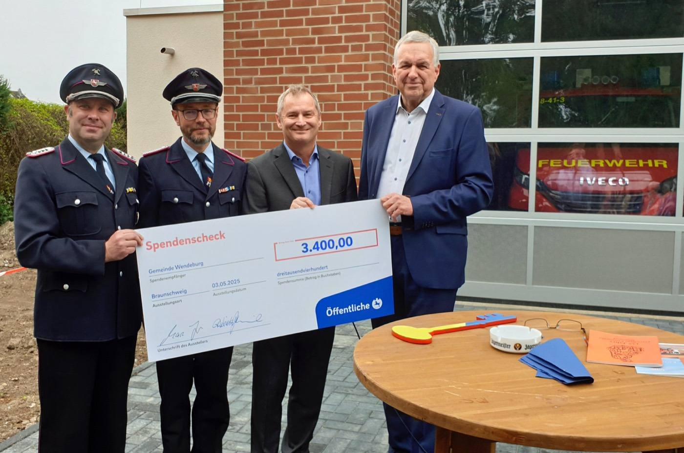 Öffentliche Versicherung unterstützt Feuerwehr Meerdorf