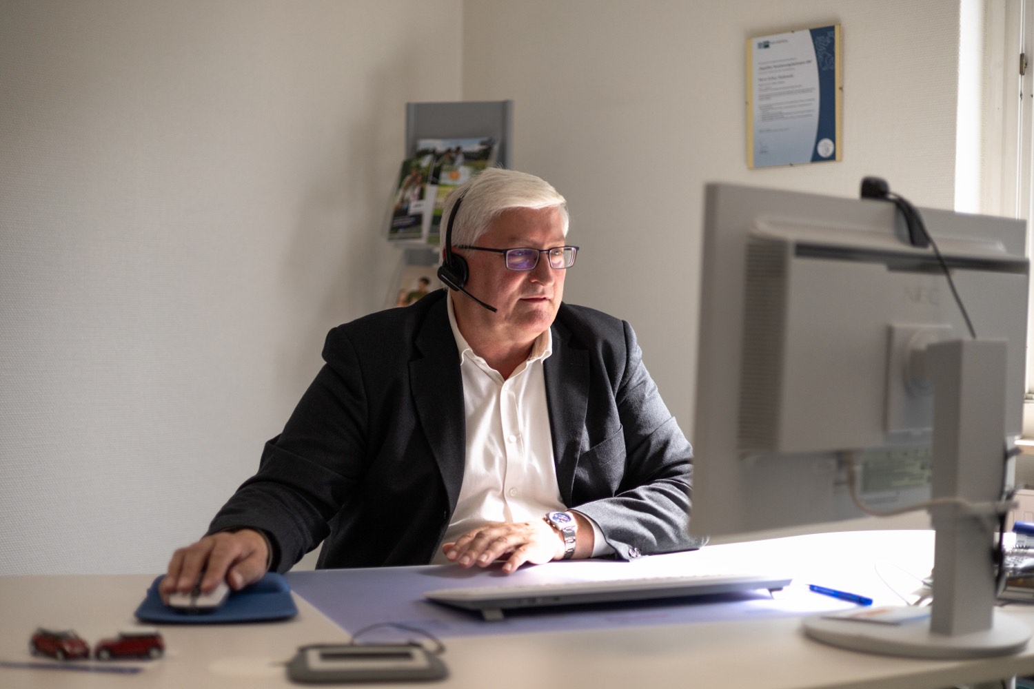 Arthur Stokowski bei der Beratung am Telefon