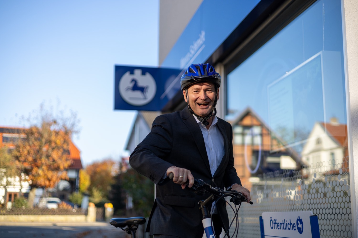 Marco Schmidt mit dem Fahrrad vor der Geschäftsstelle